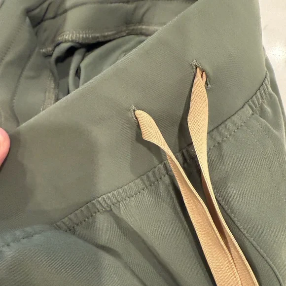 Figs woman’s HW Yola Moss scrub pants with Beige Drawstring - Picture 4 of 6